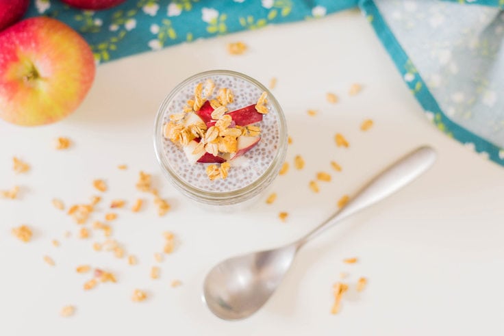 When you're on the go, this apple cinnamon chia pudding will be there to save your hectic morning. Guess what? It's incredibly easy to make! #chiaseedpudding