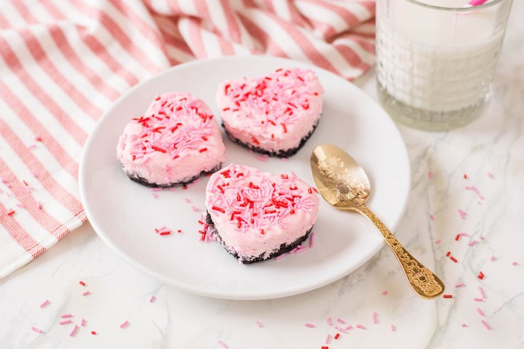 These heart-shaped mini cheesecakes are the perfect romantic dessert. Easy to make and even easier to eat up! #nobakecheesecake #valentinedessert