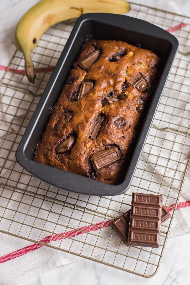 This Hershey Bar Banana Bread brings in two family favourites: the taste of a classic Hershey bar and comfort of a classic banana loaf. #bananabreadrecipe