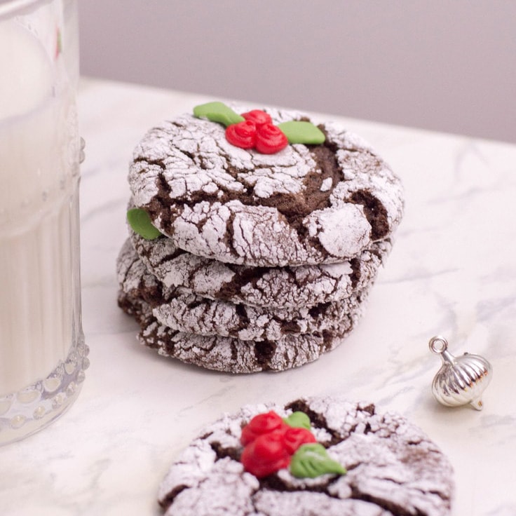 Holly Crinkle Cookies
